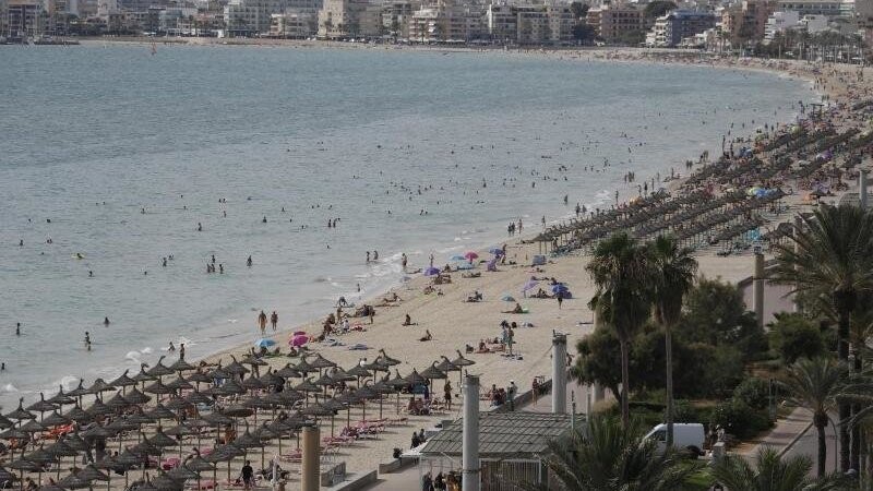 Urlauber am Strand von Arenal auf Mallorca.