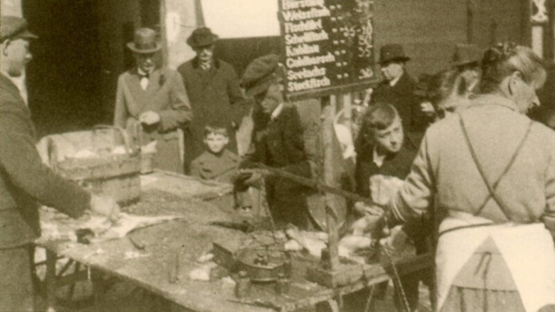 Der Landshuter Fischmarkt auf einem wohl um 1940 entstandenen Foto.