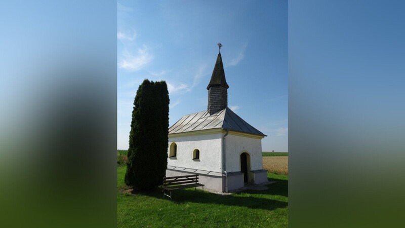 Die um das Jahr 1830 errichtete Pestkapelle beim ehemaligen Pestfriedhof Straßkirchens.