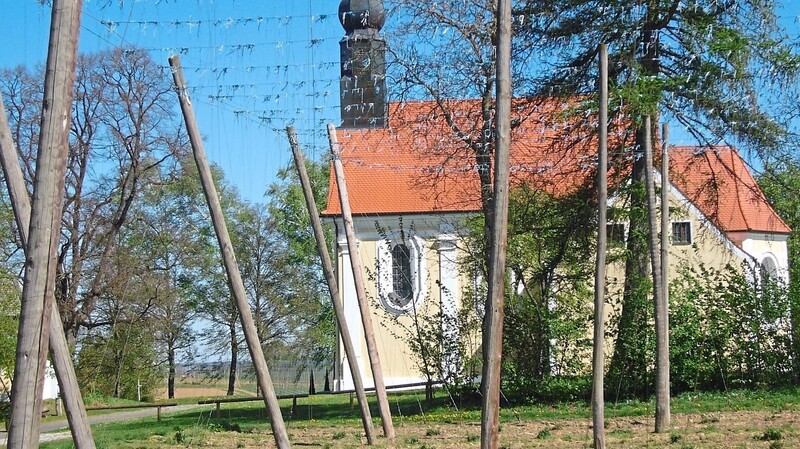 Die Kriegergedächtniskirche St. Anton auf der Anhöhe östlich von Ratzenhofen.