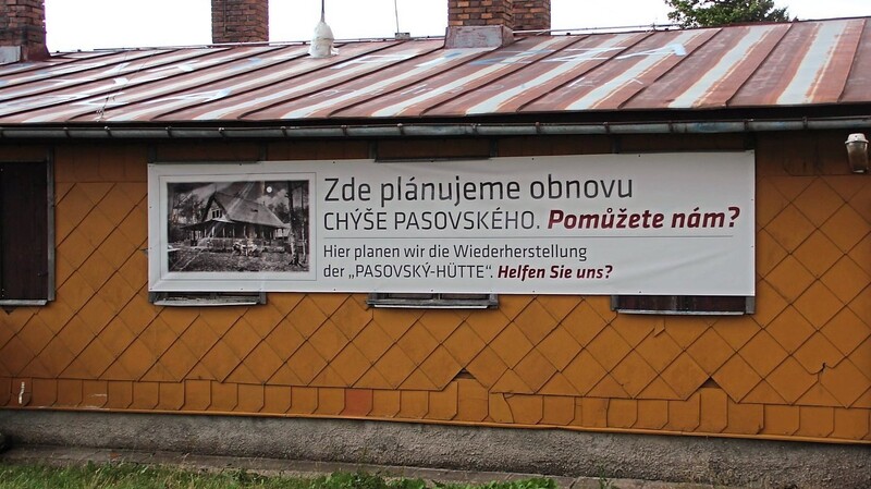 Das Bistro am Čerchov hat mittlerweile Dr. Miloslav Konopík käuflich erworben. Ein Plakat an dem Gebäude sorgt derzeit für manches Rätselraten bei den Besuchern.