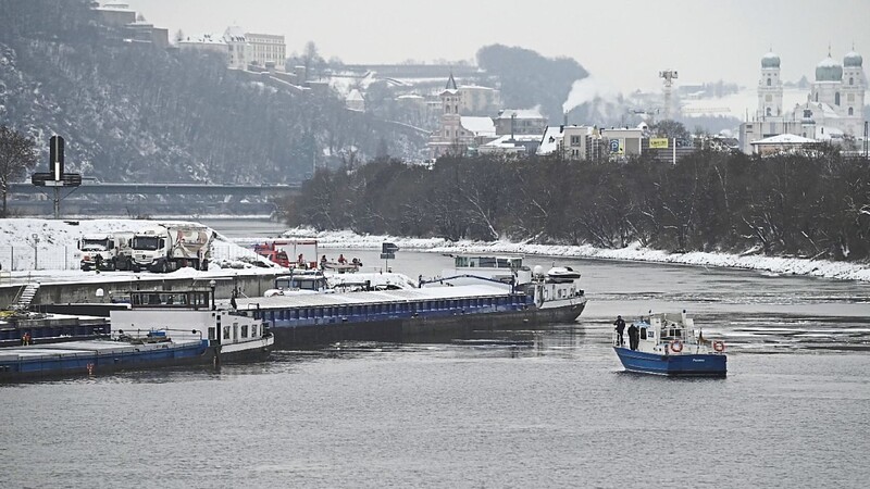 Derzeit besteht keinerlei Gefahr, dass es durch die Ladung zu einer Verunreinigung der Donau kommt, heißt es.