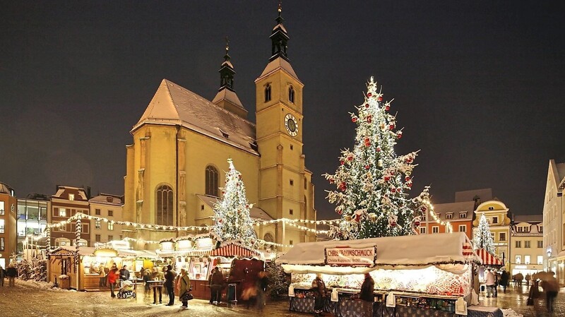 Beim diesjährigen Christkindlmarkt wird die Neupfarrkirche aus Energiespargründen nicht illuminiert.