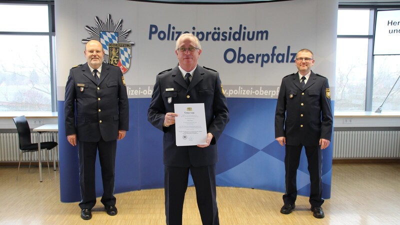 Bei der Verabschiedung: Polizeihauptkommissar Werner Ferenz (Mitte), Polizeipräsident Norbert Zink (links) und Polizeihauptkommissar Josef Weindl (rechts).