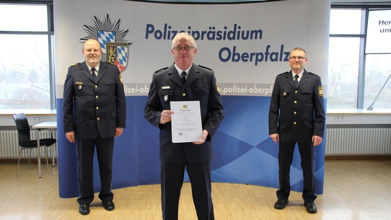 Bei der Verabschiedung: Polizeihauptkommissar Werner Ferenz (Mitte), Polizeipräsident Norbert Zink (links) und Polizeihauptkommissar Josef Weindl (rechts).