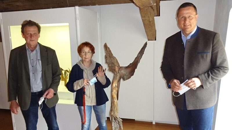 Bürgermeister Markus Müller, Elfriede Winter und Museumsleiter Günther Bauernfeind bewundern bei der Ausstellungseröffnung das derzeit letzte Objekt, das mitunter zu den größten geschaffenen Figuren der Künstlerin zählt.