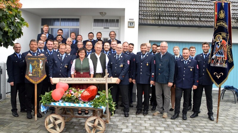 Der Jubelverein freut sich zusammen mit Festmutter Renate Meier auf das Gründungsfest im Sommer 2023.