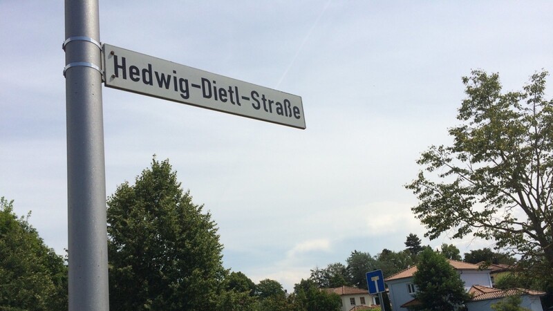 Hedwig Dietl, die bekannte Brauereibesitzerin, ist im Südosten der Stadt mit einer kleinen Stichstraße verewigt.
