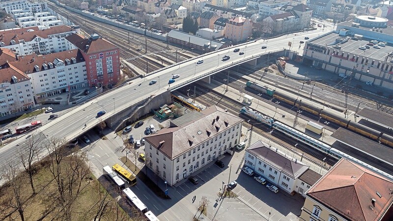 Die Galgenbergbrücke ist 110 Meter lang und hat eine Oberfläche von 2 500 Quadratmetern. Die anschließende Brücke über die Bahnhofstraße ist nur 28 Meter lang mit einer Fläche von 590 Quadratmetern.