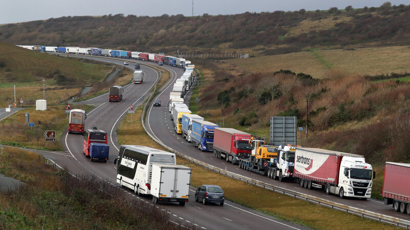 Der Warenverkehr stockt zwischen der EU und Großbritannien. Bereits kurz vor Weihnachten standen Tausende Lastwagen in Richtung des Hafens von Dover in einem kilometerlangen Stau.