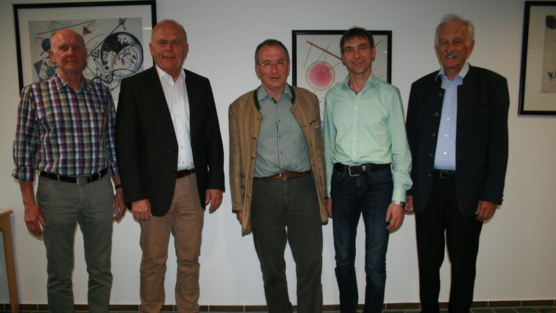 Sie stehen weiterhin an der Spitze des Fördervereins Kreiskrankenhaus Mallersdorf: Josef Braun, Karl Wellenhofer, Dr. Dietrich Mehlhorn, Bernhard Fürst und Ludwig Gallmeier (von links).