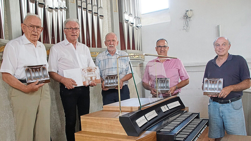 Heinz Hohmeier, Pfarrer Johann Baier, Martin Eicher, Harald Dietlmeier und Ekkehard Hollschwandner (von links) präsentieren die Festschrift.