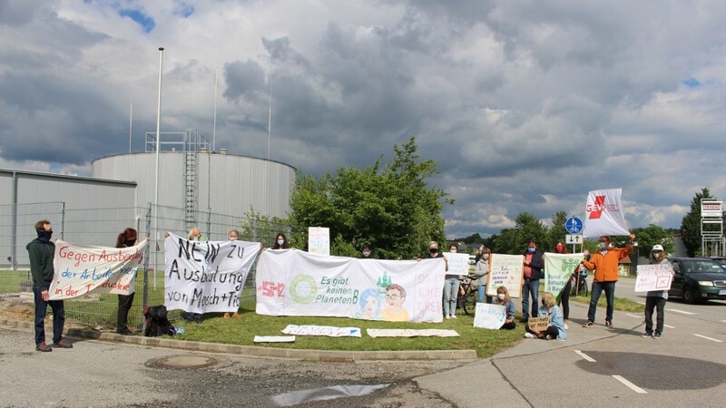 Unter Einhaltung der Corona-Abstandsregelungen haben am Freitagnachmittag rund 20 Aktivisten aus verschiedenen Organisationen und Gruppierungen gegen die Zustände in der Firma Donautal demonstriert.