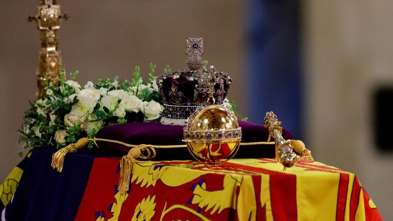 Der Sarg von Königin Elisabeth II., drapiert mit der königlichen Standarte, der Reichskrone und dem Reichsapfel und Zepter des Herrschers, liegt auf dem Katafalk in der Westminster Hall im Palast von Westminster, London. Die Königin ist vier Tage lang in der Westminster Hall aufgebahrt, bevor sie beigesetzt wird.