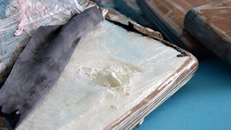 Unter anderem warfen die Verdächtigen ein Päckchen mit 120 Gramm Kokain weg. (Symbolbild)