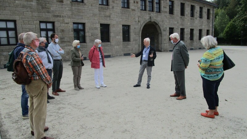 Vor dem Kommandantur-Gebäude des ehemaligen KZ erhielten die Reiseteilnehmer, hier mit Bürgermeister Sebastian Stanglmaier und dem Museumsvorsitzenden Hans Seidl, die ersten Informationen.