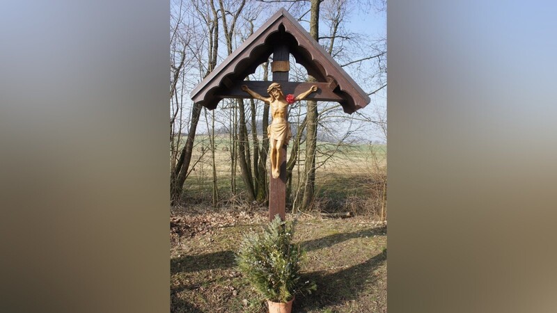 Das Kreuz der Katholischen Landvolkbewegung steht am Gemeindeverbindungsweg zwischen Wiesent und Ettersdorf.