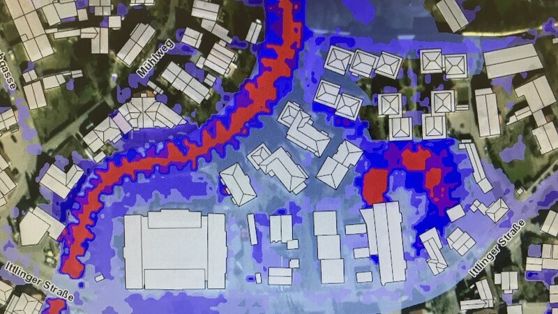 So sieht die Karte aus, wenn man am Computer ein 100-jährliches Starkregenereignis simuliert. Der Bereich um den Königshof an der Ittlinger Straße steht großflächig unter Wasser. Hellblau bedeutet, dass das Wasser bis zu zehn Zentimeter auf der Straße steht, dunkelblau bedeutet 30 bis 60 Zentimeter, rot mehr als einen Meter.