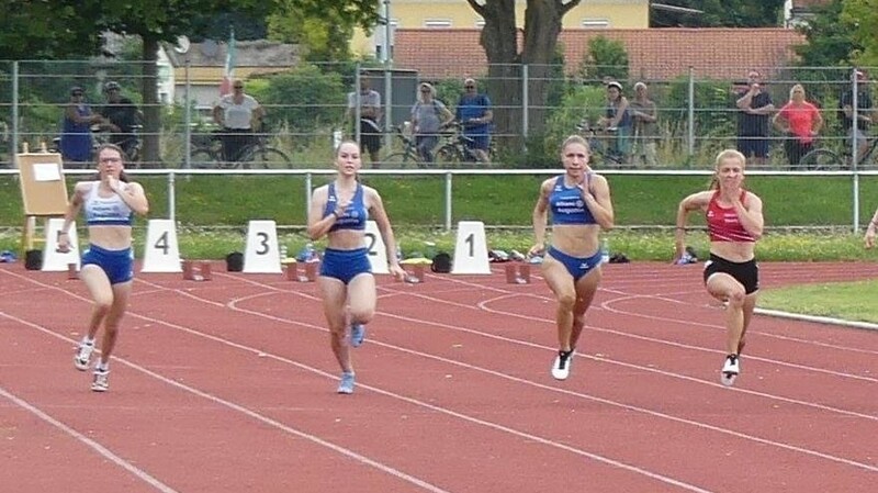 Im 100 Meter-Lauf zeigten die TVlerinnen (blaue Trikots) starke Leistungen bei den U 18-Oberpfalzmeisterschaften in Regensburg.