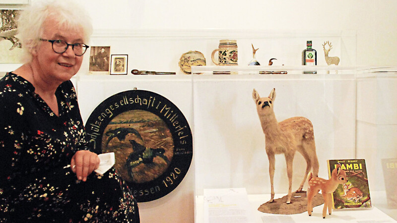 Museumsleiterin Barbara Michal mit Schützenscheibe und "Bambi": Ein- und dasselbe Tier kann verklärt oder gejagt werden. Viele solche Gegensätze begegnen dem Besucher der Ausstellung "Viecher".