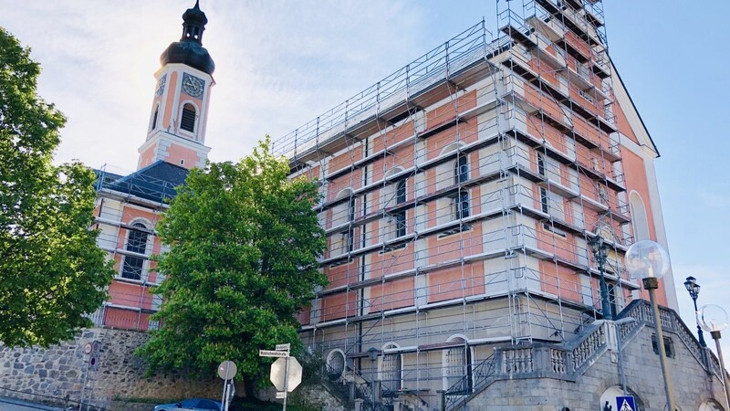 Im Juli werden es zwei Jahre, dass die Further Stadtpfarrkirche halbseitig eingerüstet ist.