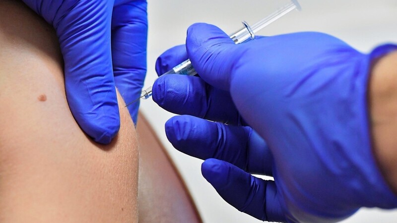 Die zuständigen Behörden arbeiten daran, Impfzentren vorzubereiten, um rechtzeitig handlungsfähig zu sein.