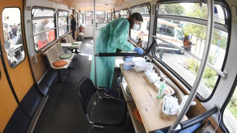 Eine medizisch-technische Assistentin bereitet in einem stillgelegten Schwebebahnwagen in Wuppertal Corona-Impfungen vor. Eine bundesweite Impfaktionswoche soll neue Fortschritte bringen.