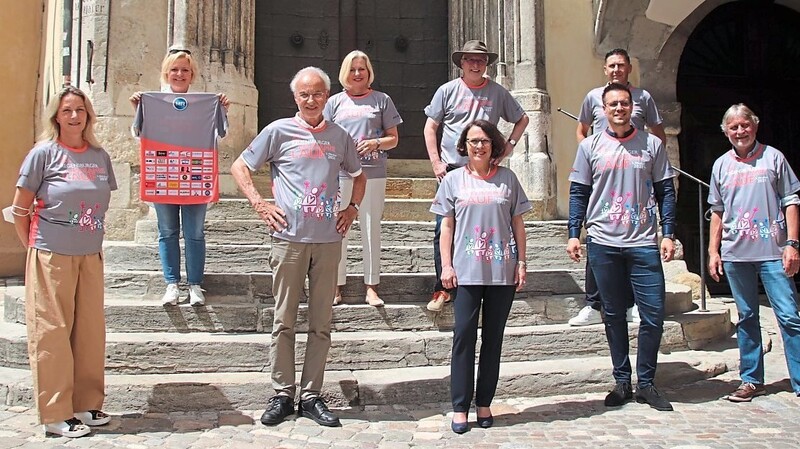 Sponsoren und Organisatoren um Professor Dr. Andreesen und Oberbürgermeisterin Gertrud Maltz-Schwarzfischer präsentieren das neue Leukämielauf-Shirt 2021.