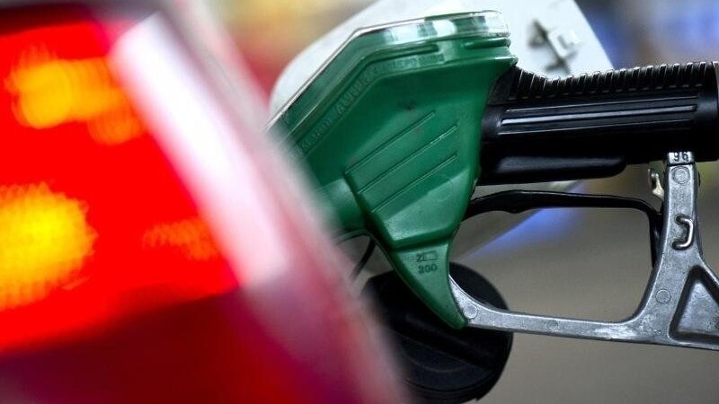 Laut einer aktuellen Auswertung des ADAC müssen Autofahrer jetzt wieder mehr für Kraftstoff bezahlen. Wegen der Corona-Krise waren die Rohölkurse eingebrochen und hatten zunächst ein Preistief verursacht. (Symbolbild)