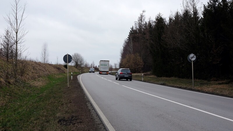 B299: An der Steigung in Richtung Geisenhausen soll eine Überholspur gebaut werden. 