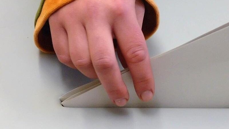 Eine jugendliche Hand steckt einen Stimmzettel in eine Wahlurne. Foto: Peter Endig/Archivbild