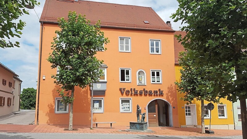 Das ehemalige Gebäude einer Bank-Filiale in Teisbach wird künftig schulisch genutzt.