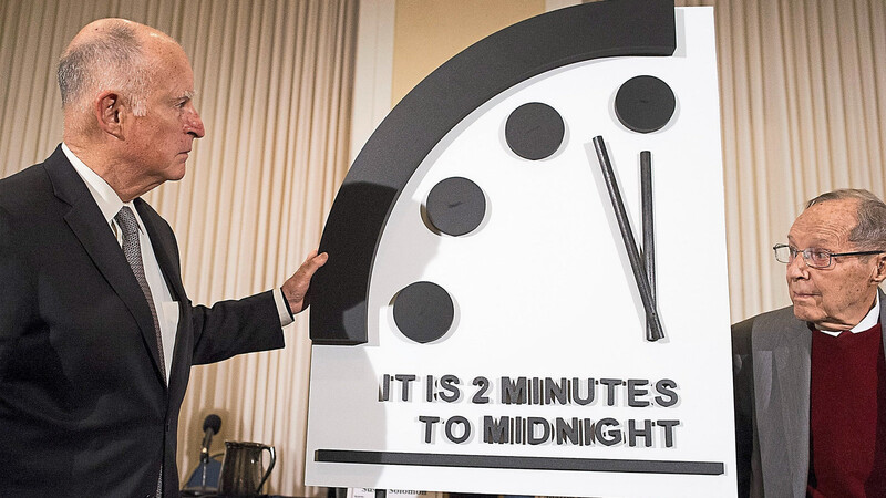 Jerry Brown (links), ehemaliger Gouverneur von Kalifornien, und William Perry, ehemaliger Verteidigungsminister der USA, enthüllen die "Weltuntergangsuhr", die zwei Minuten vor Zwölf anzeigt, während der Pressekonferenz des "Bulletin of Atomic Scientists".