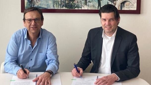 Bürgermeister Franz Wittmann (l.) und Leonet-Vorstand Martin Naber bei der Unterzeichnung der Kooperationsvereinbarung.