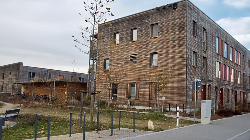 Der moderne Holz-Beton-Hybrid entstand bereits 2017 in Burgweinting. Nun erhielt er als eines von 50 Projekten den Preis "Wohnbauten des Jahres 2021".
