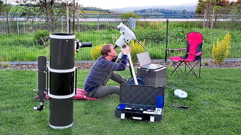 Es muss nicht immer eine große Sternwarte sein, wie Stefan Bemmerl zeigt: Auch im heimischen Garten kann man die Himmelsobjekte beobachten, einige davon sogar mit dem bloßen Auge oder einem Fernglas.