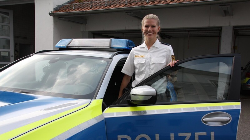 Lena Krottenthaler verstärkt das Team bei der Polizeiinspektion Cham. Seit 30 Jahren dürfen Frauen die Uniform anziehen.