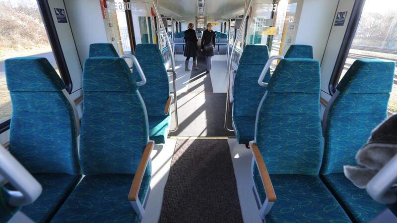 Symbolfoto: Zwei Sitze von Zeugin Myra M. entfernt hatte der 30-jährige Münchner im Zug von München nach Regensburg in der Öffentlichkeit masturbiert.