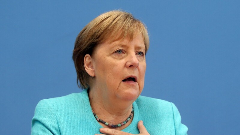 Kanzlerin Angela Merkel hat die Bevölkerung angesichts steigender Infektionszahlen auf eine weiterhin schwierige Zeit in der Corona-Pandemie eingestimmt.