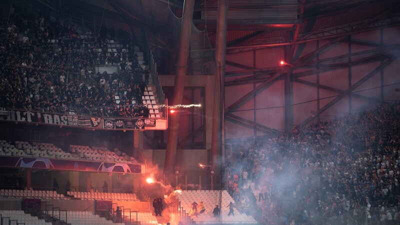 Die Blöcke der Ultras der Eintracht (l.) und von Marseille beschießen sich mit Feuerwerkskörpern.