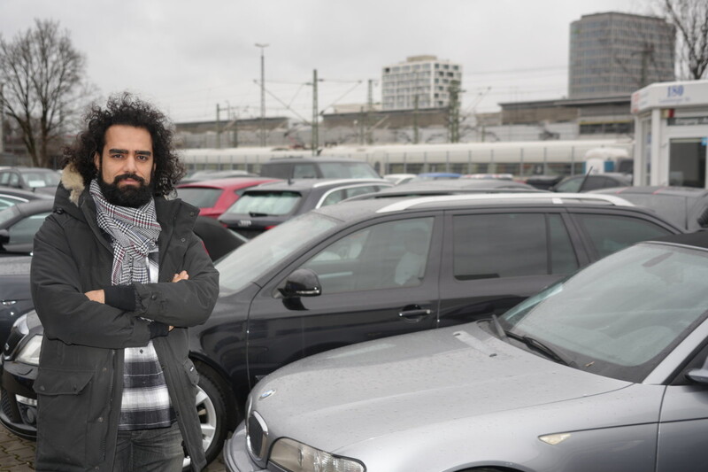 Mieran Ali, 28, verkauft die Diesel-Fahrzeuge, die in München nicht mehr gefahren werden, ins Ausland weiter. Er findet: Das Diesel-Verbot verlagert das Problem nur. Foto: Daniel von Loeper 