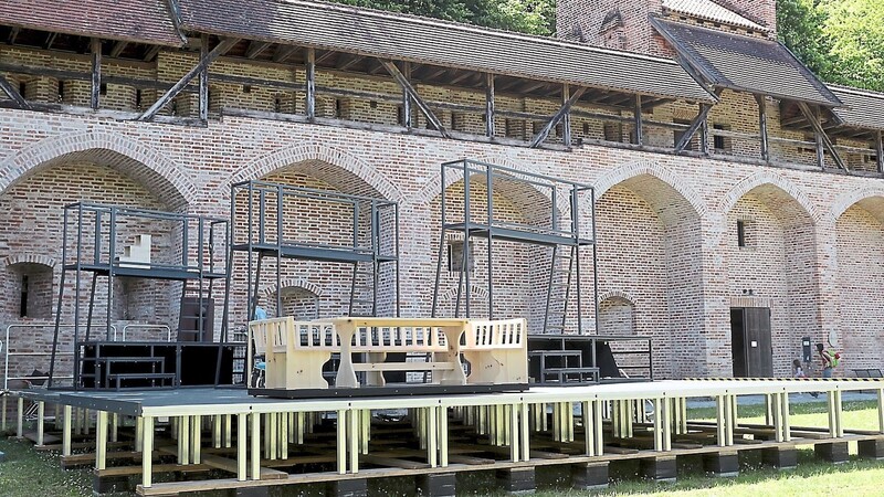 Im Prantlgarten wird bereits für die Burgenfestspiele aufgebaut.
