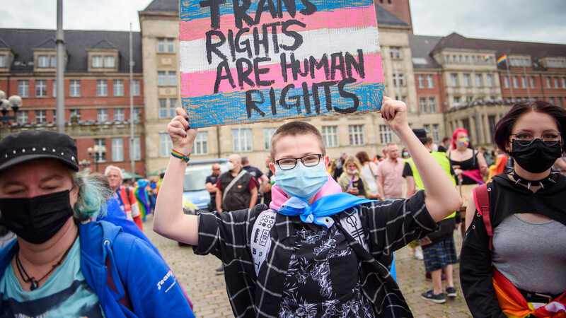 2021 wurden in Deutschland 340 Mal Menschen aufgrund ihrer geschlechtlichen Identität angegriffen - zum Beispiel, weil sie trans