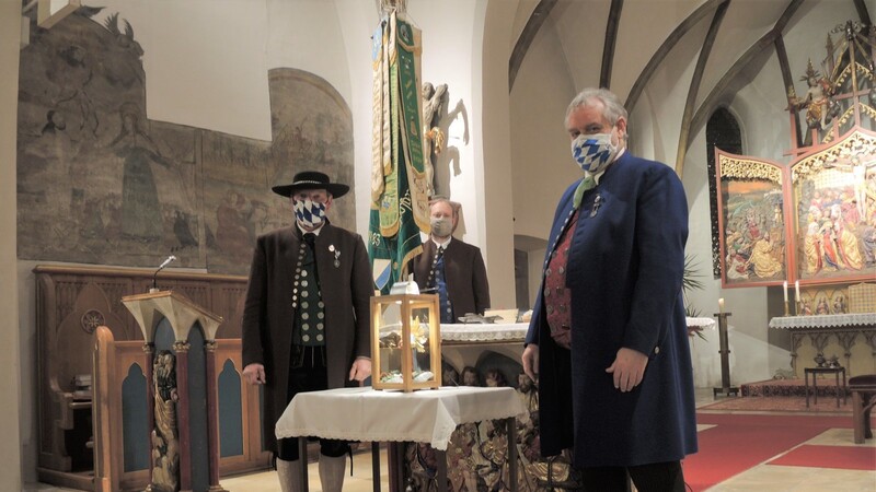 Vor ihrer Wanderung stand die Marienfigur vor dem Altar. Mit im Bild Hans Schedlbauer( rechts) und Begleiter.