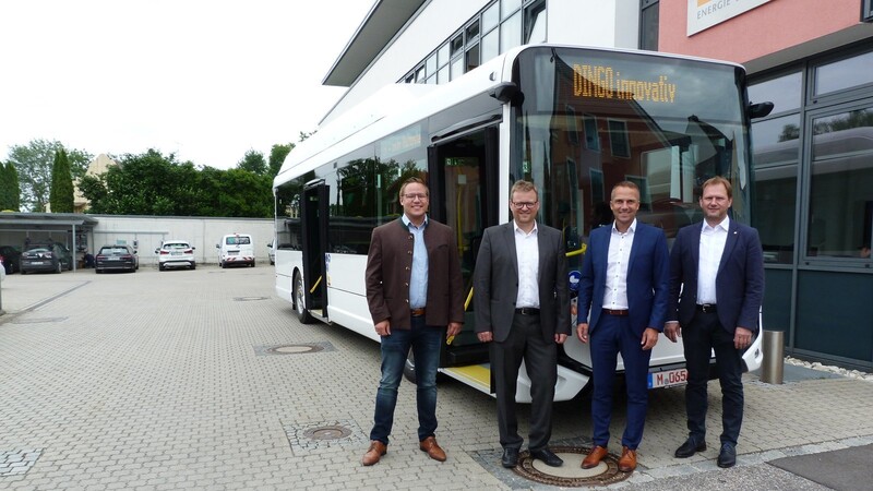 Außen die Stadtwerke-Chefs Robert Heider (l.) und Josef Maidl, neben Bürgermeister Armin Grassinger und Busunternehmen Harald Eichberger vor einem Elektrobus, der momentan in München im Einsatz ist.