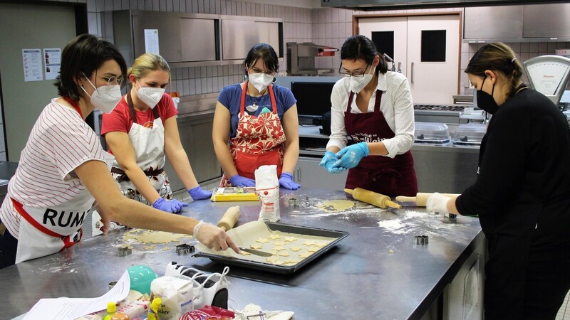 Kristina Miefanger (Mitte) und die Teilnehmerinnen am Plätzchen-Backkurs haben die Schulküche der Beruflichen Oberschule in eine Weihnachtsbäckerei verwandelt.