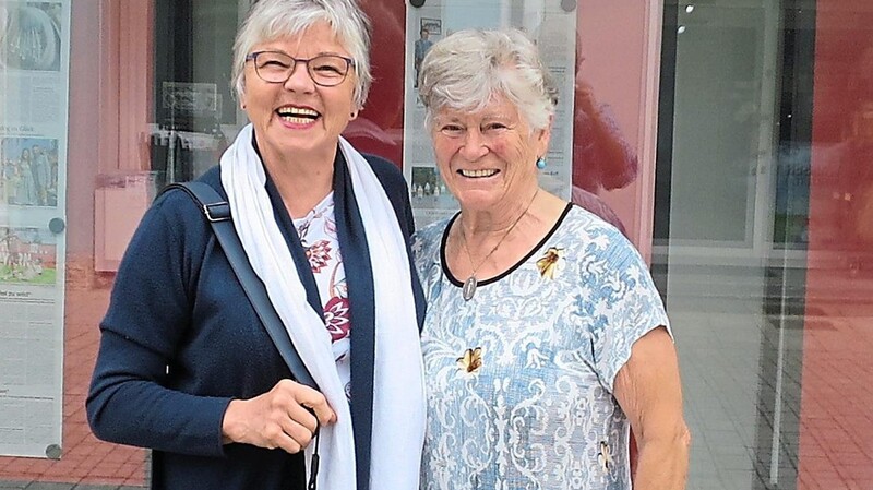 Ilse Gerstlberger (rechts) ist eine der ehrenamtlichen Helferinnen im Netzwerk von Christiane Pedolzky. Sie liebt es, gebraucht zu werden.