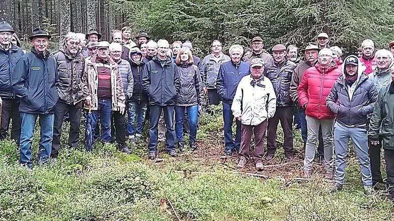 Die Waldbesitzer aus dem Lamer Winkel im Wald in der Nähe von Haidl am Ahornberg in der 3. Zone mit ständiger Pflege.