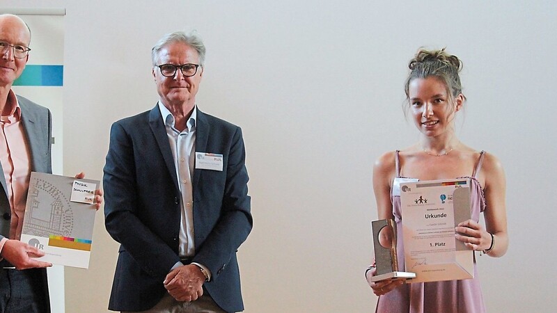 Die Regensburger Gewinnerin des Fachpreises, Carolin Schmidt, bekam die Auszeichnung der Dr.-Hans-Riegel-Stiftung von Beiratsmitglied Karl-Heinz Schupp überreicht.