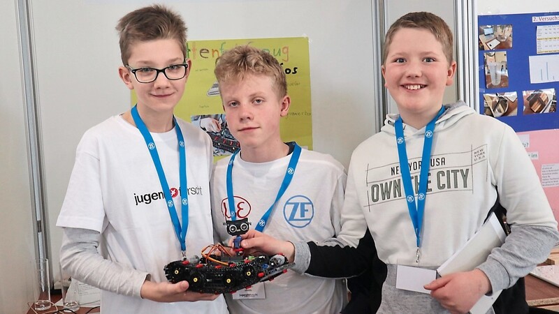 Ben Luka Glöckner, Robin Sterner und Jakob Christian Steinig haben ein spezielles Kettenfahrzeug für den Regionalwettbewerb "Jugend forscht" entwickelt.